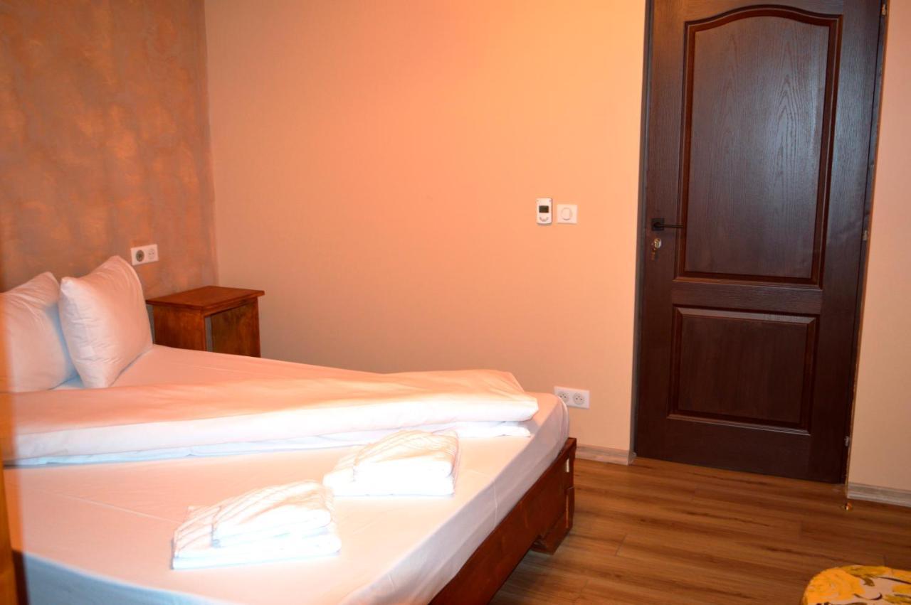 Casa Cu Magnolii Hotel Poienile Izei Exterior foto