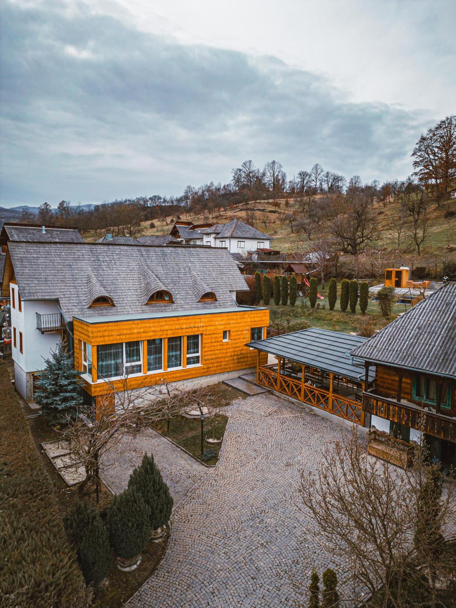 Casa Cu Magnolii Hotel Poienile Izei Exterior foto
